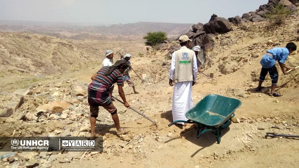 المؤسسة تنفذ نشاط أعمال صيانة طريق مخيم جبل نهم بمديرية برط العنان – محافظة الجوف